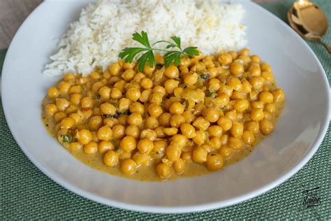 Plato de garbanzos con atún servido en un cuenco elegante