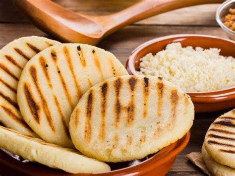 Plato de arepas colombianas y café servido en el local