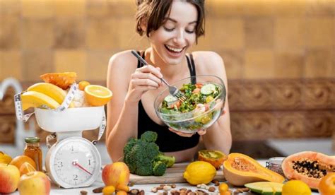 Persona saludable disfrutando de una dieta equilibrada