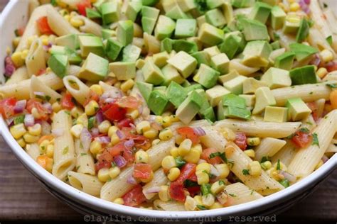 Ensalada de pasta con aguacate terminada y fresca