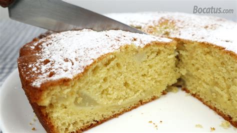 bizcocho de pera recién horneado con una textura esponjosa y trozos de fruta