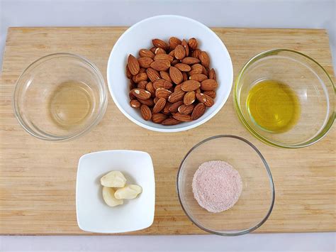 Infografía con los 5 ingredientes clave del ajoblanco: almendras, pan, aceite de oliva, ajo y vinagre