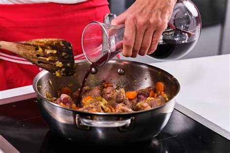 Añadir verduras y vino al estofado