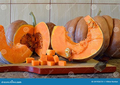 Calabaza entera y cortada