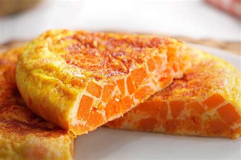 Tortilla de calabaza y queso en una sartén