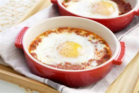 plato de huevos al plato recién hechos