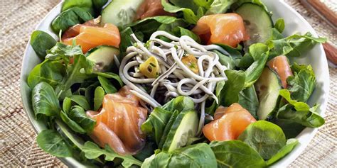 Ensalada de ahumados con gulas servida en un plato elegante