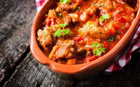 cazuela de barro con gambones en salsa