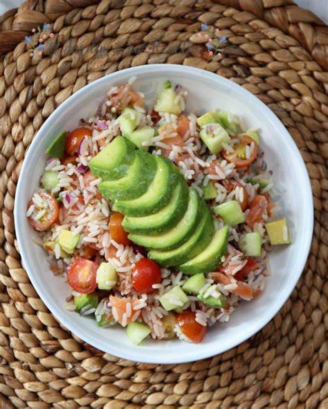 Ensalada de arroz integral con aguacate servida en un bol fresco