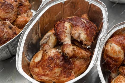 pollo asado recién hecho en bandeja