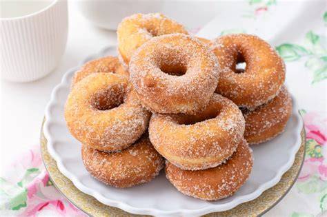 Plato con roscos fritos tradicionales recién hechos
