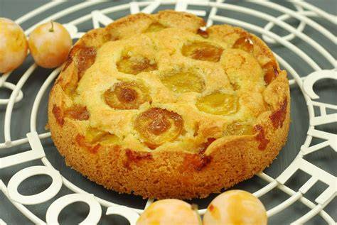 Tarta de ciruelas verdes recién horneada