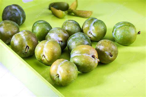 Ciruelas verdes frescas listas para usar