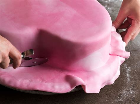 Torta perfectamente cubierta con fondant de color pastel