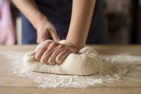 Proceso de amasado del fondant sobre una mesa limpia