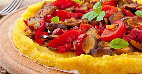 plato de pizza de polenta con vegetales