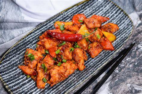 Plato de pollo estilo Pekín servido con arroz