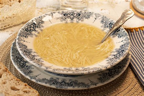 Sopa de cocido con fideos servida en un cuenco