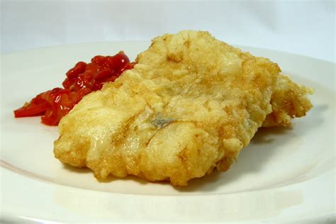 Plato de bacalao rebozado con pimientos fritos