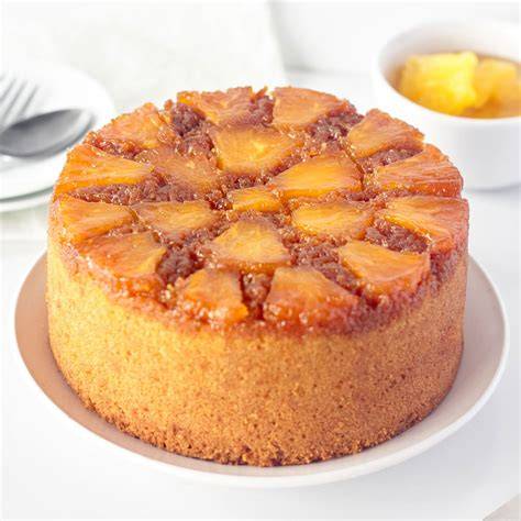 Bodegón de ingredientes para la torta de piña: piña, mantequilla, harina, huevos, azúcar