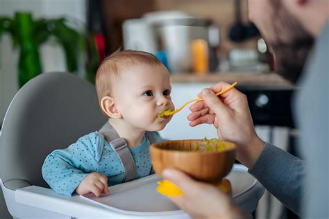 Bebé comiendo puré de verduras con carne