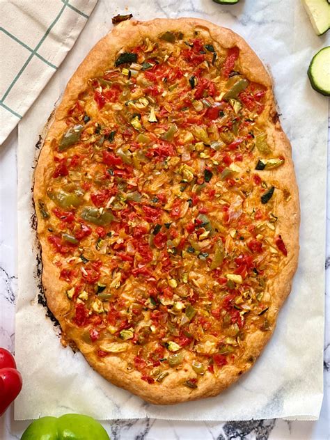 Coca de verduras tradicional recién horneada