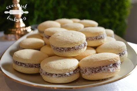Plato con alfajores de maicena recién hechos decorados con coco