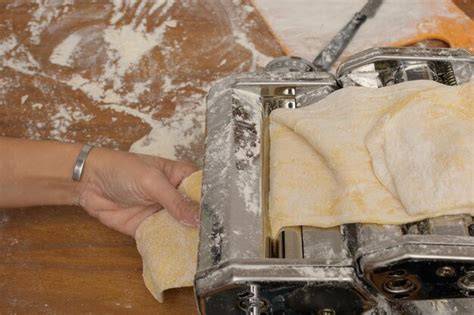Máquina de pasta estirando masa fresca