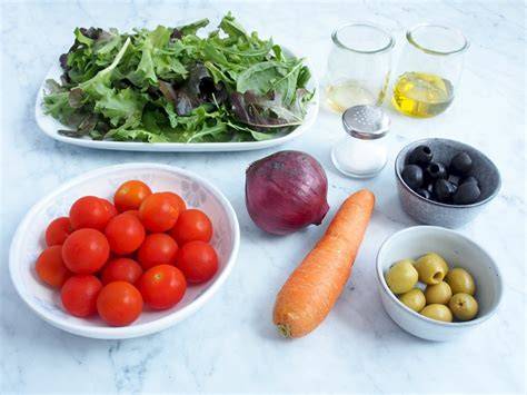 Tabla de ingredientes frescos para una salsa mediterránea