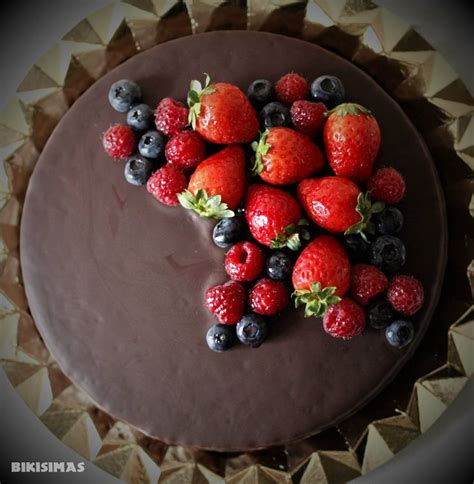 Tarta de chocolate decorada con frutos rojos