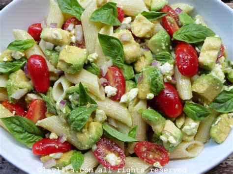 Ensalada de pasta con aguacate, tomates cherry y queso fresco