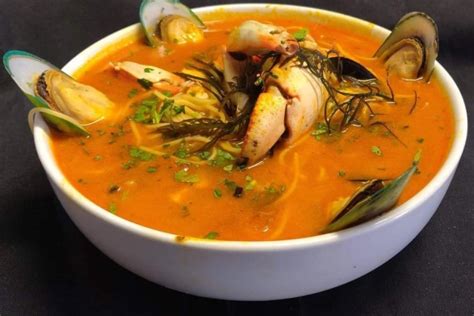 Plato de sopa de choros peruana