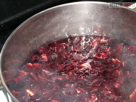 Agua de Jamaica hirviendo en una olla