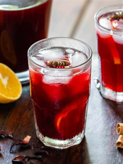 Agua de Jamaica servida con hielo y rodajas de limón