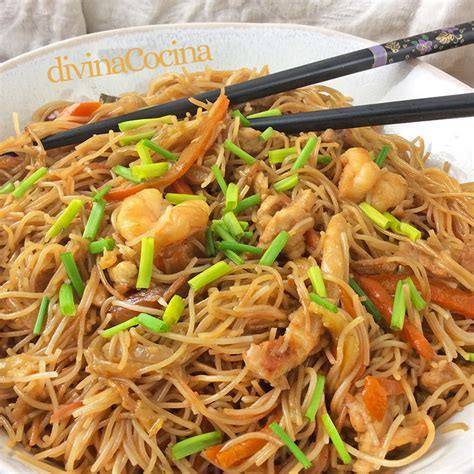 Fideos de arroz con verduras y pavo