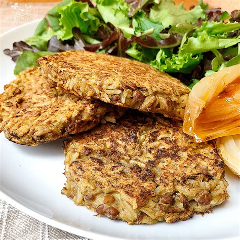 Hamburguesas de lentejas y arroz en un plato