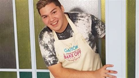 Gastón Salas celebrando su victoria en la primera temporada de Bake Off Argentina