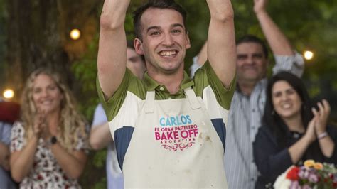 Carlos Martinic celebrando su victoria en Bake Off Argentina