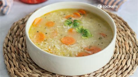Sopa de pollo con arroz en un tazón