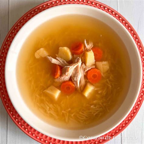 Ingredientes frescos para sopa de pollo