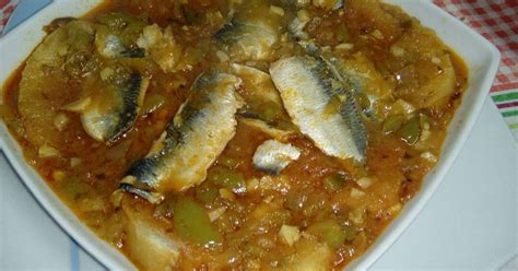 Sopa de sardinas casera en un cuenco