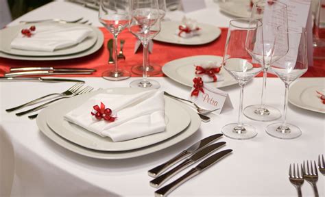 Mesa formal con todos los cubiertos, platos y copas dispuestos