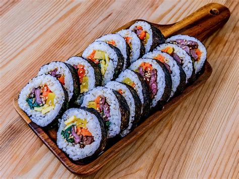 Diferentes formas de kimbap: redondo, triangular y desnudo