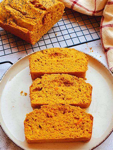 Pan de zanahoria conservado en un recipiente hermético
