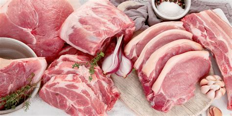 Presentación de cortes de cerdo en bandeja