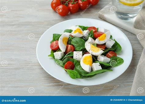 Ensalada fresca de tomates cherry con huevos cocidos y albahaca