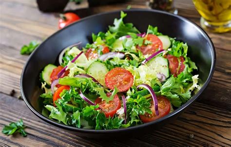 Ingredientes frescos para una ensalada saludable