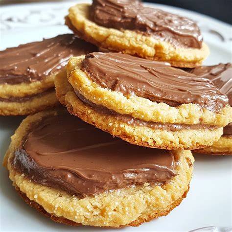 Proceso de rellenar galletas con Nutella