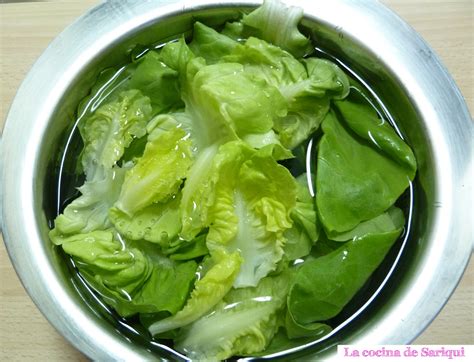 Recipiente con agua y hojas de lechuga en remojo
