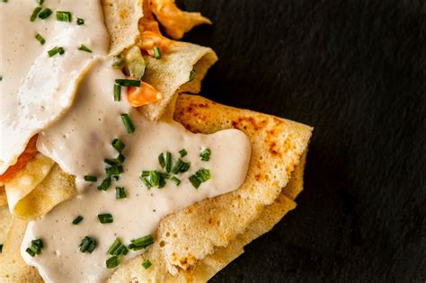 plato de crepes vegetales con salsa blanca